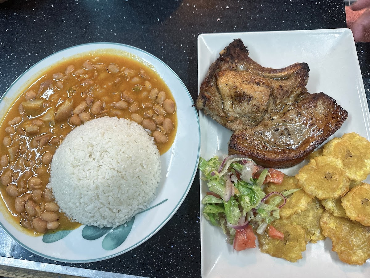 Plato combinado con arroz, carne asada, frijoles, ensalada y plátano frito