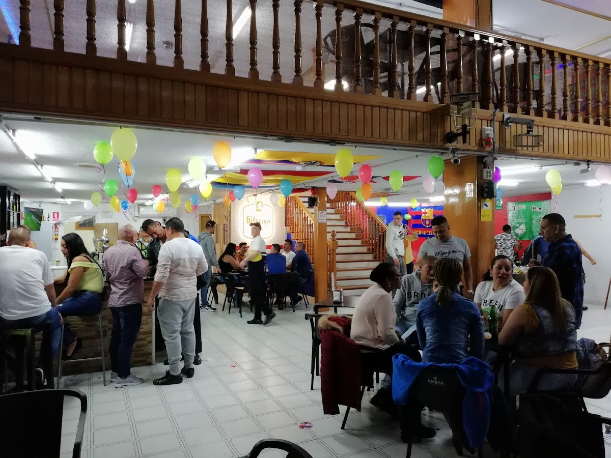 Ambiente festivo del restaurante con decoración y clientes disfrutando